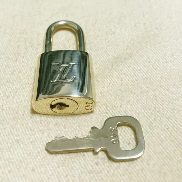 LOUIS VUITTON LV 10 SET PADLOCK CADENA KEY BAG CHARM GOLD PLATED FRANCE 65PDA113